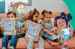 Trois enfants plongés dans un abonnement magazine éducatif Les Mini Mondes, captivés par les illustrations et les activités.