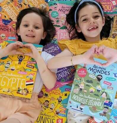 Deux abonnées aux magazines Les Mini Mondes avec tous les carnets en fond.