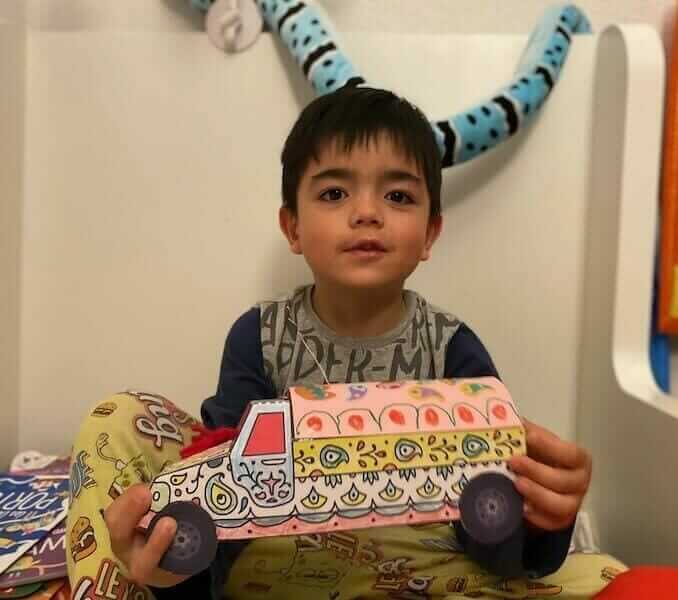 Un abonné qui a réalisé le Van en carton grâce aux activités manuelles du magazine Les Mini Mondes