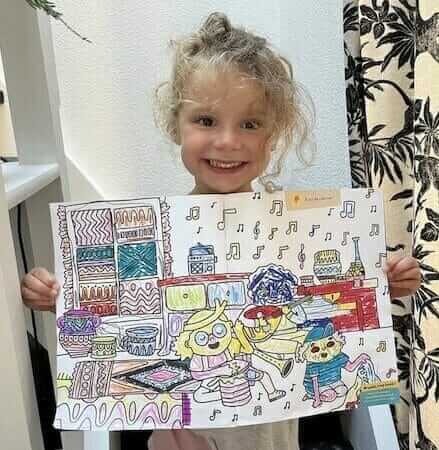 Une abonnée montrant le coloriage qu'elle a réalisée dans son magazine Les Mini Mondes