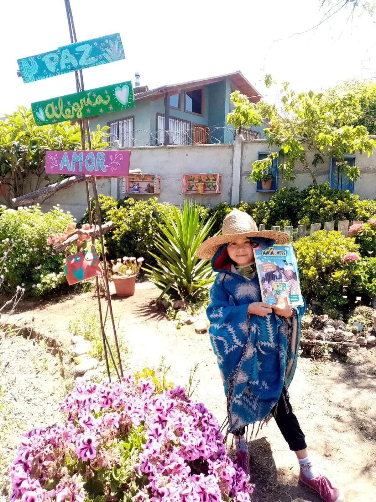 Une abonnée habillée haut en couleurs dans un jardin coloré avec son magazine Argentine