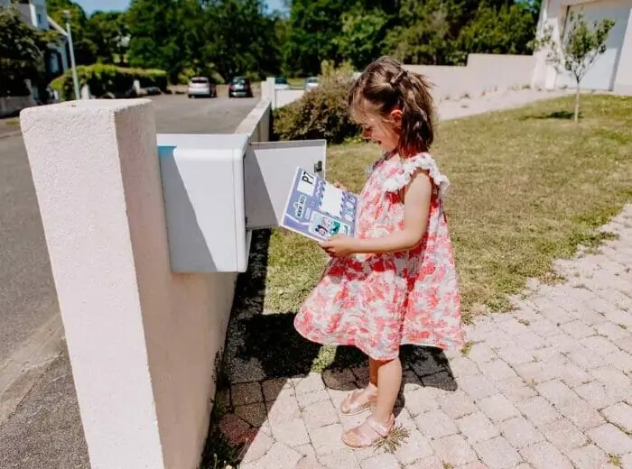 Abonnée découvrant son magazine dans sa boite aux lettres