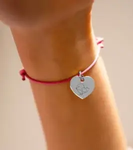 Bracelet en forme de cœur avec un dessin d’enfant gravé sur une médaille en argent, un bijou émotionnel et unique pour les souvenirs d’enfance