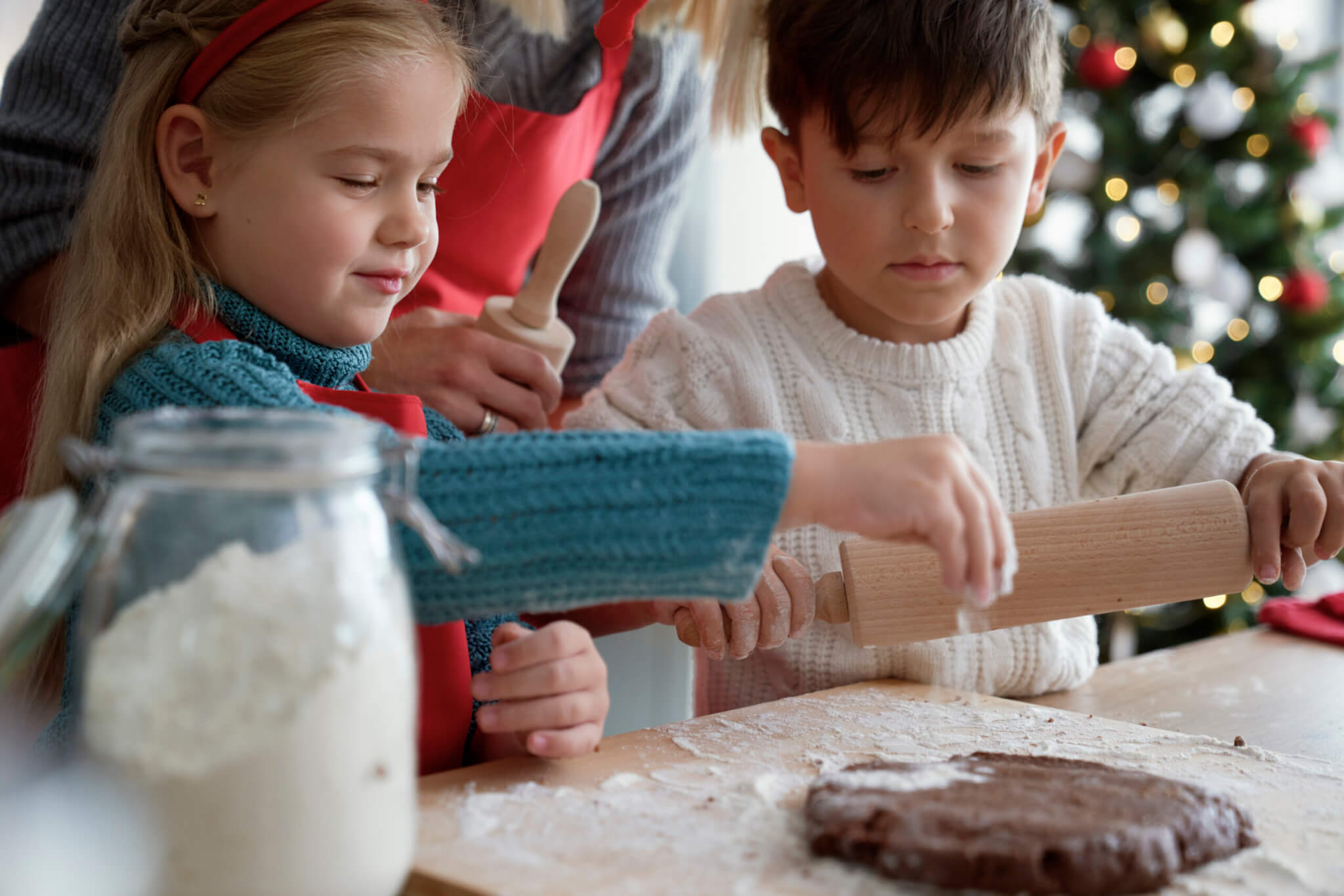 Deux enfants apprennent en cuisinant et en manipulant des ingrédients pour découvrir les textures apprentissage multisensoriel.